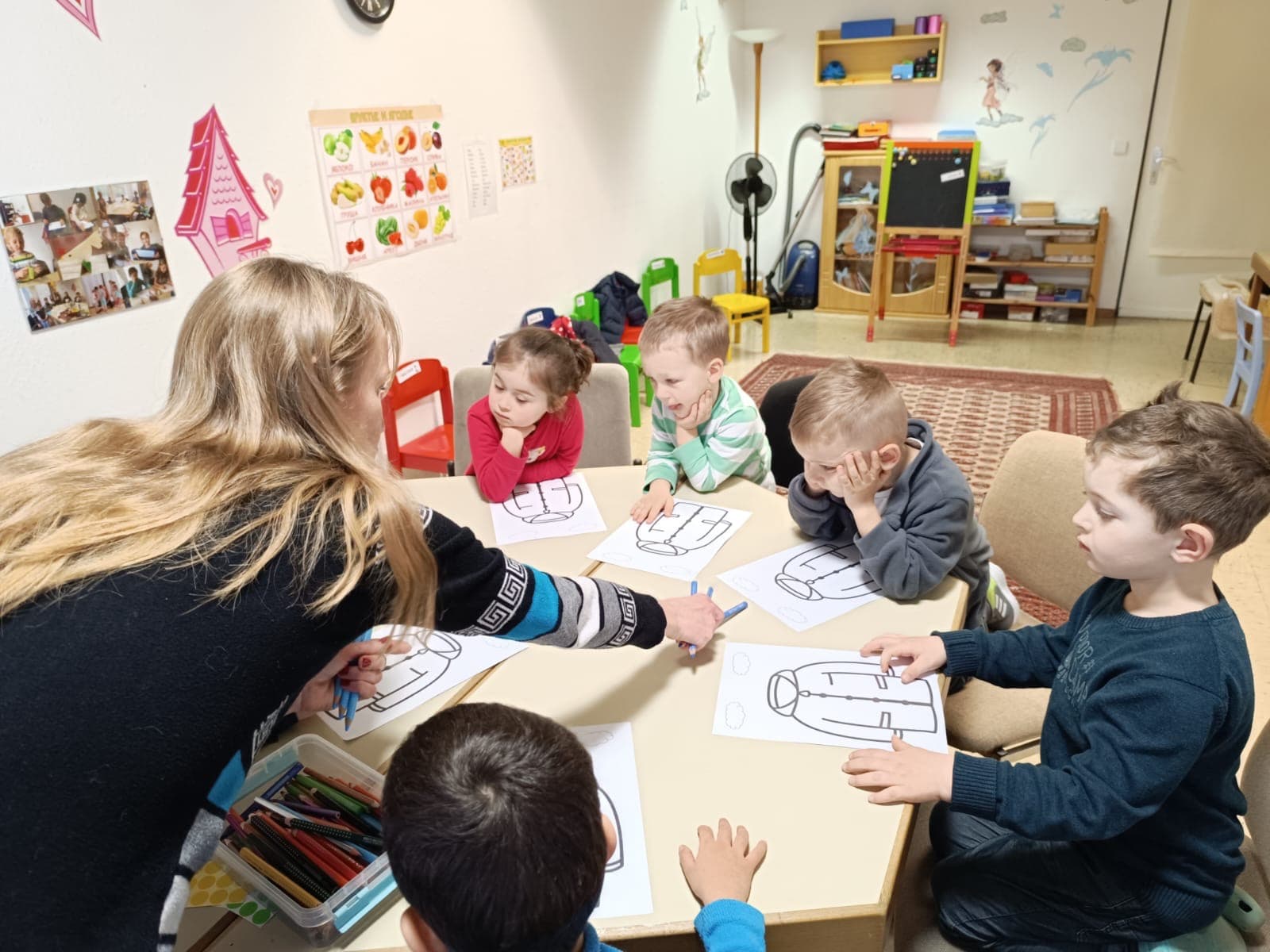 Дети на занятии в клубе Чебурашка